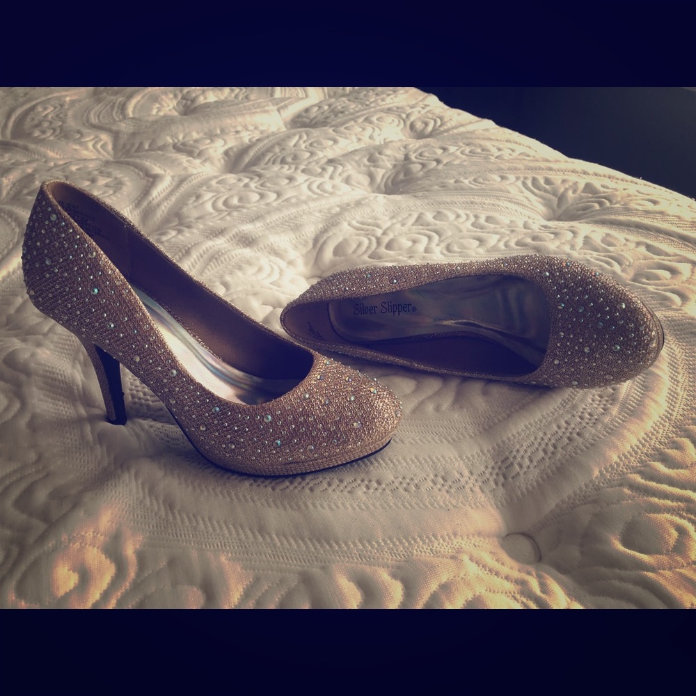 Silver slipper dress pumps